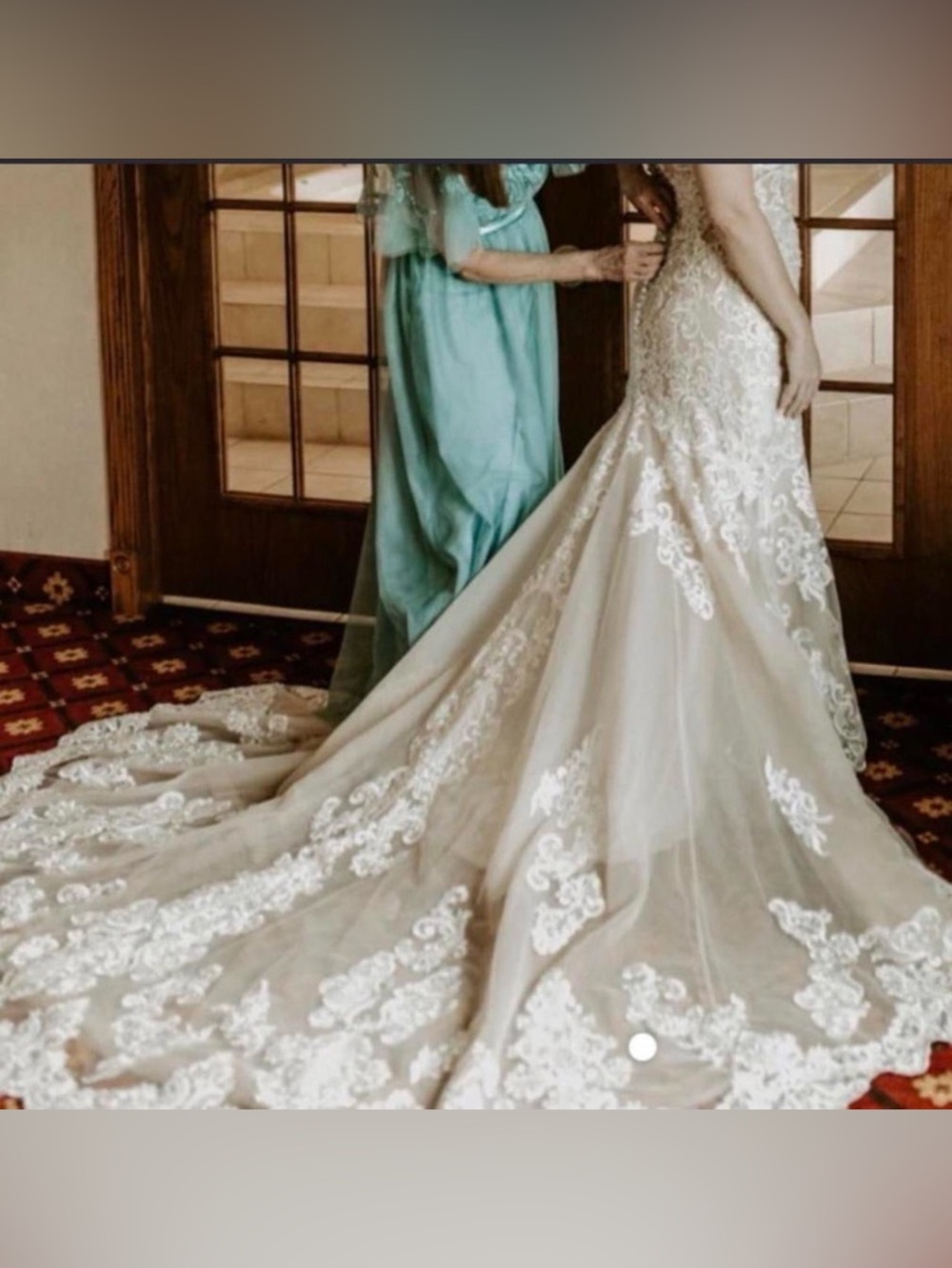 Elegant Lace Appliqué Mermaid Wedding Dress in Ivory